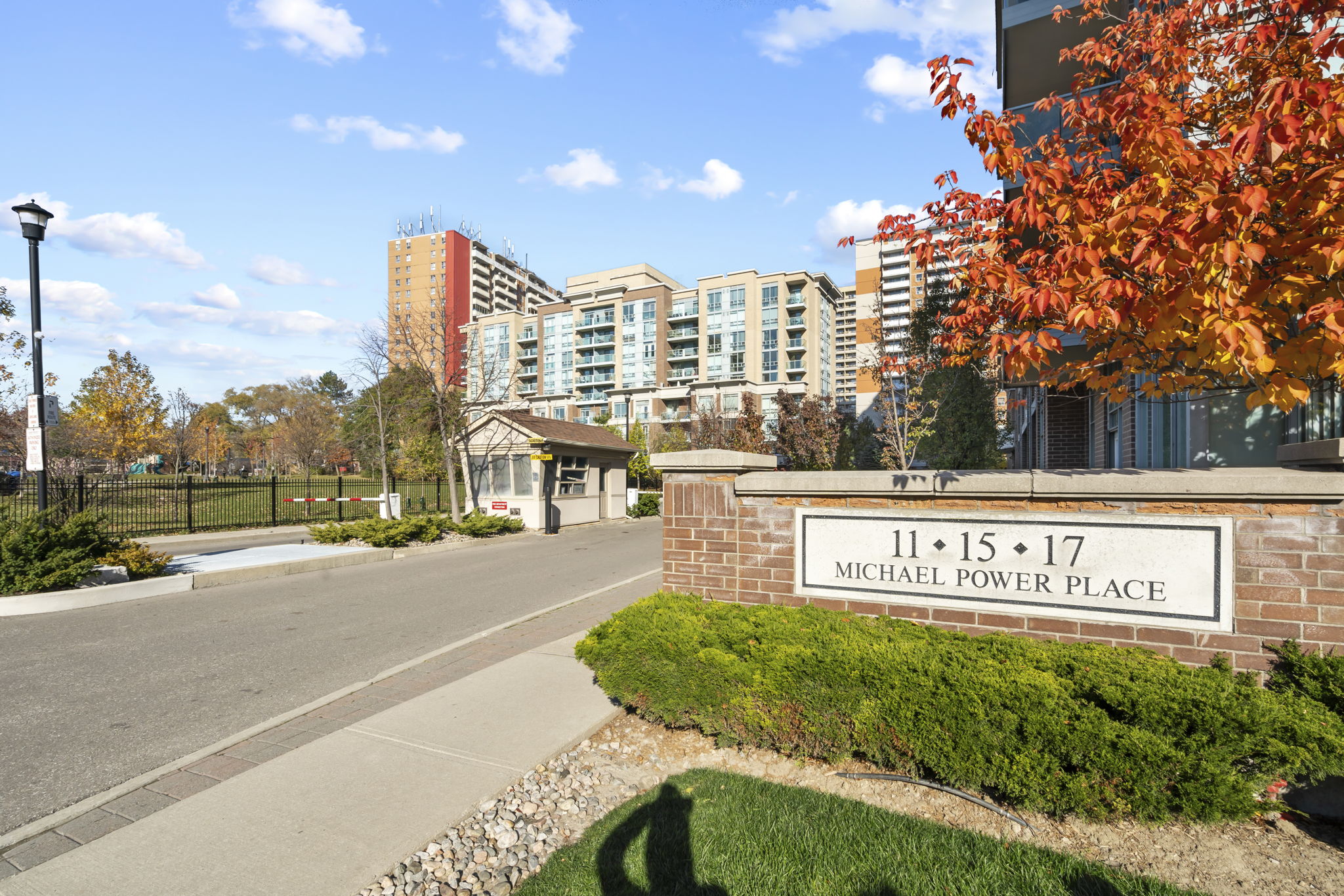 17 Michael Power Pl Toronto, ON M9A 5G5