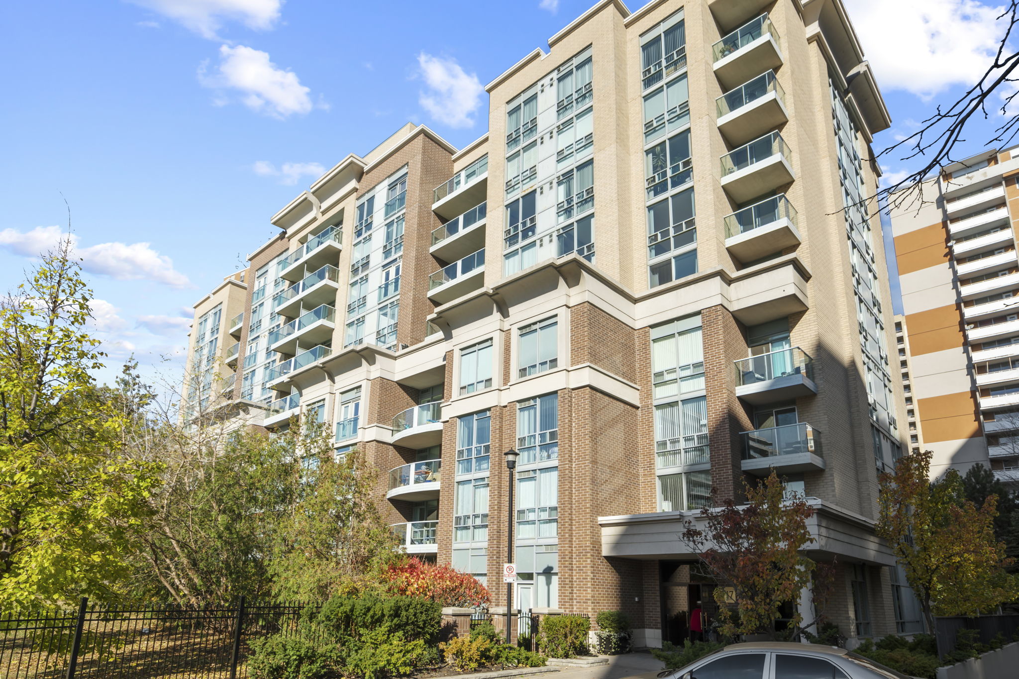 17 Michael Power Pl Toronto, ON M9A 5G5