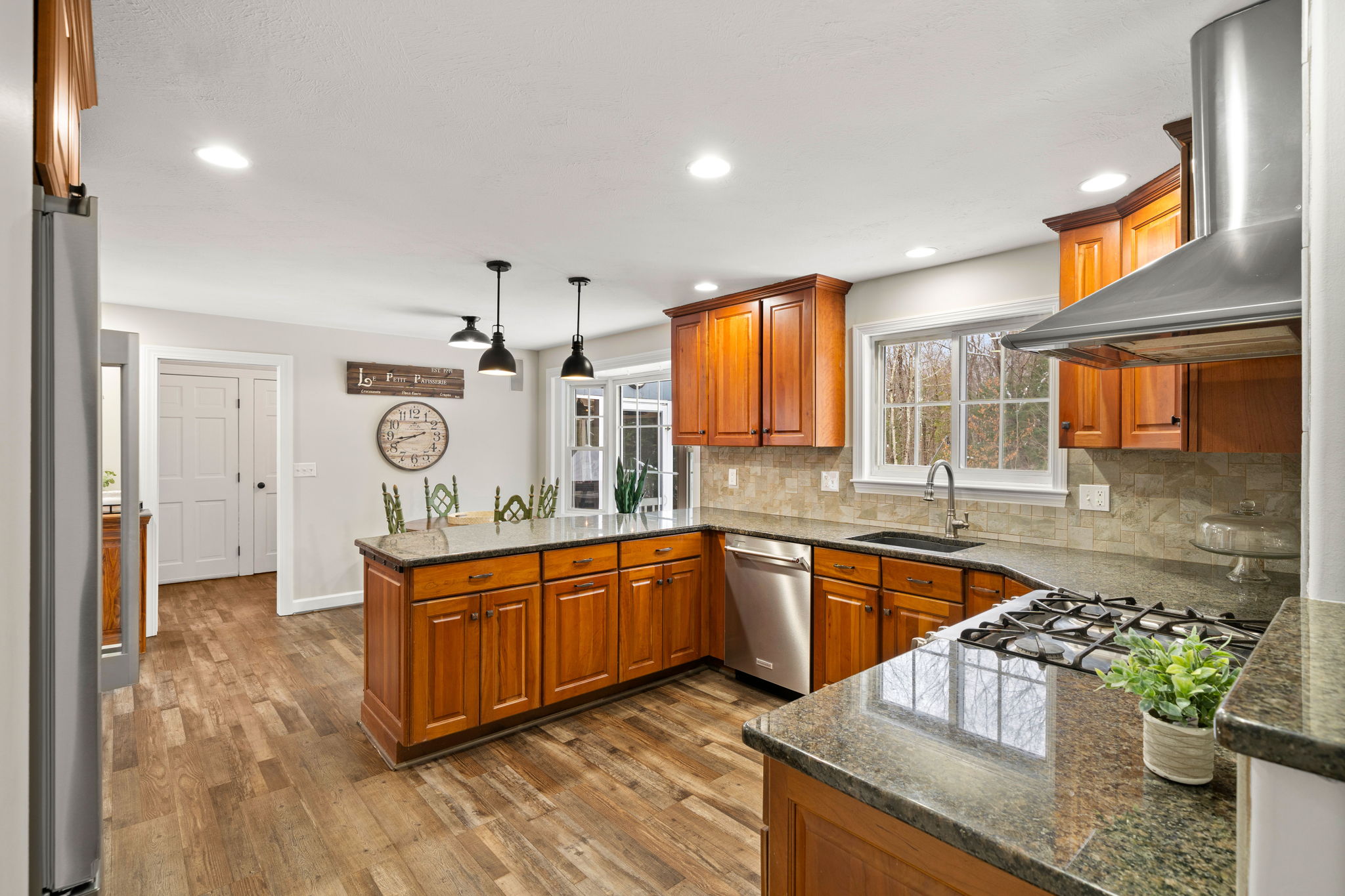 17 Oriole Dr, Bedford, NH 03110, USA Photo 28