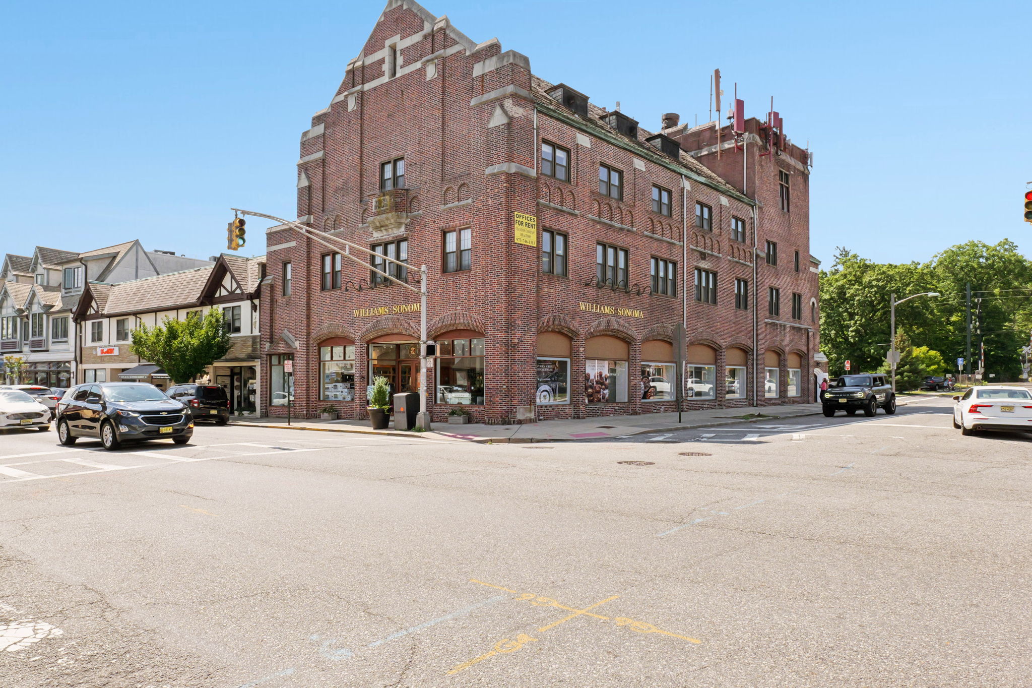 17 Parkway is walkable to everything: Cafés, restaurants, and easy NYC transit.