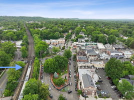 3 blocks to the train, eateries and shops of Watchung Plaza. (Check trains/buses on njtransit)
