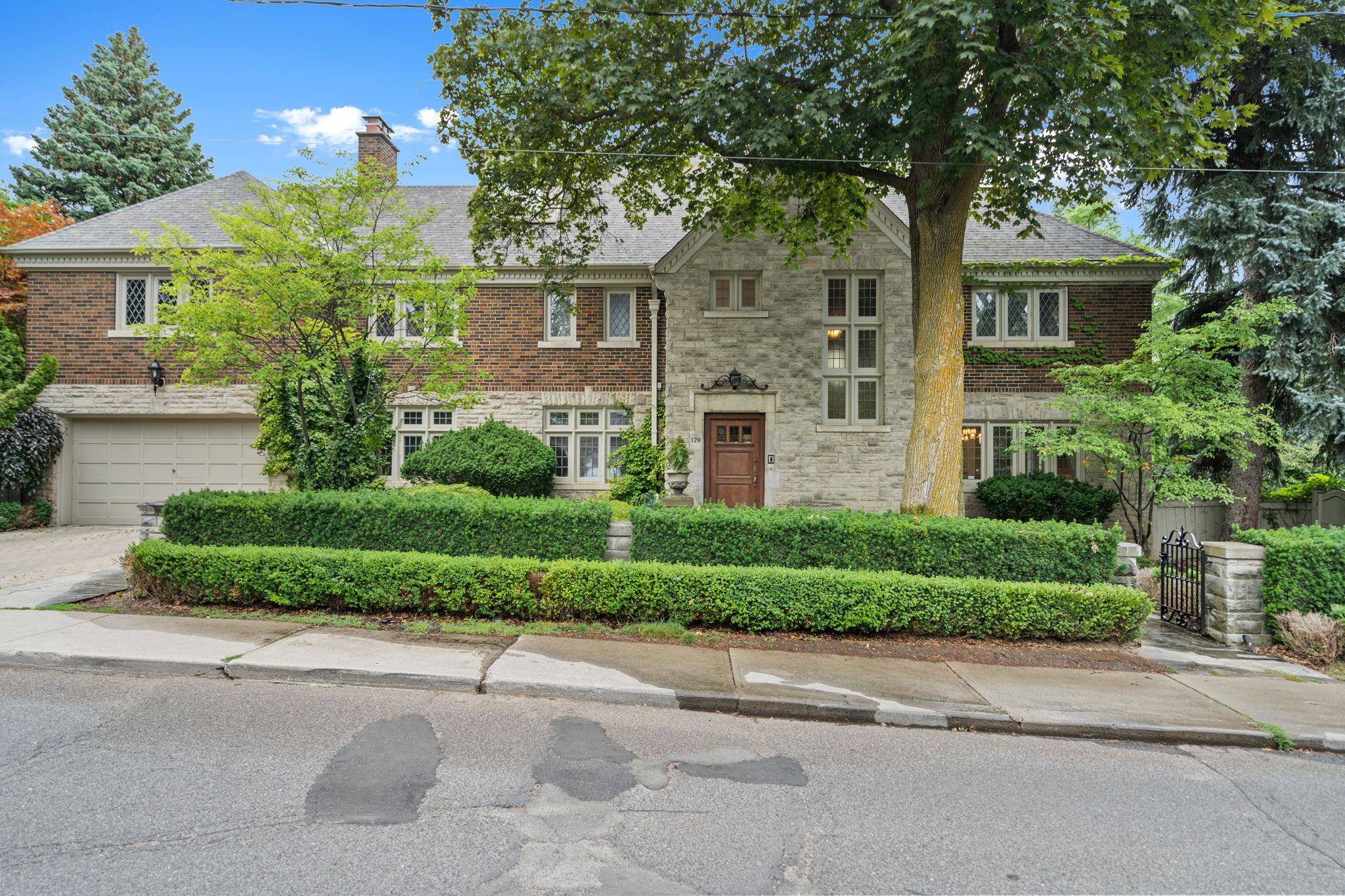 170 Forest Hill Rd Toronto, ON M5P 2N4