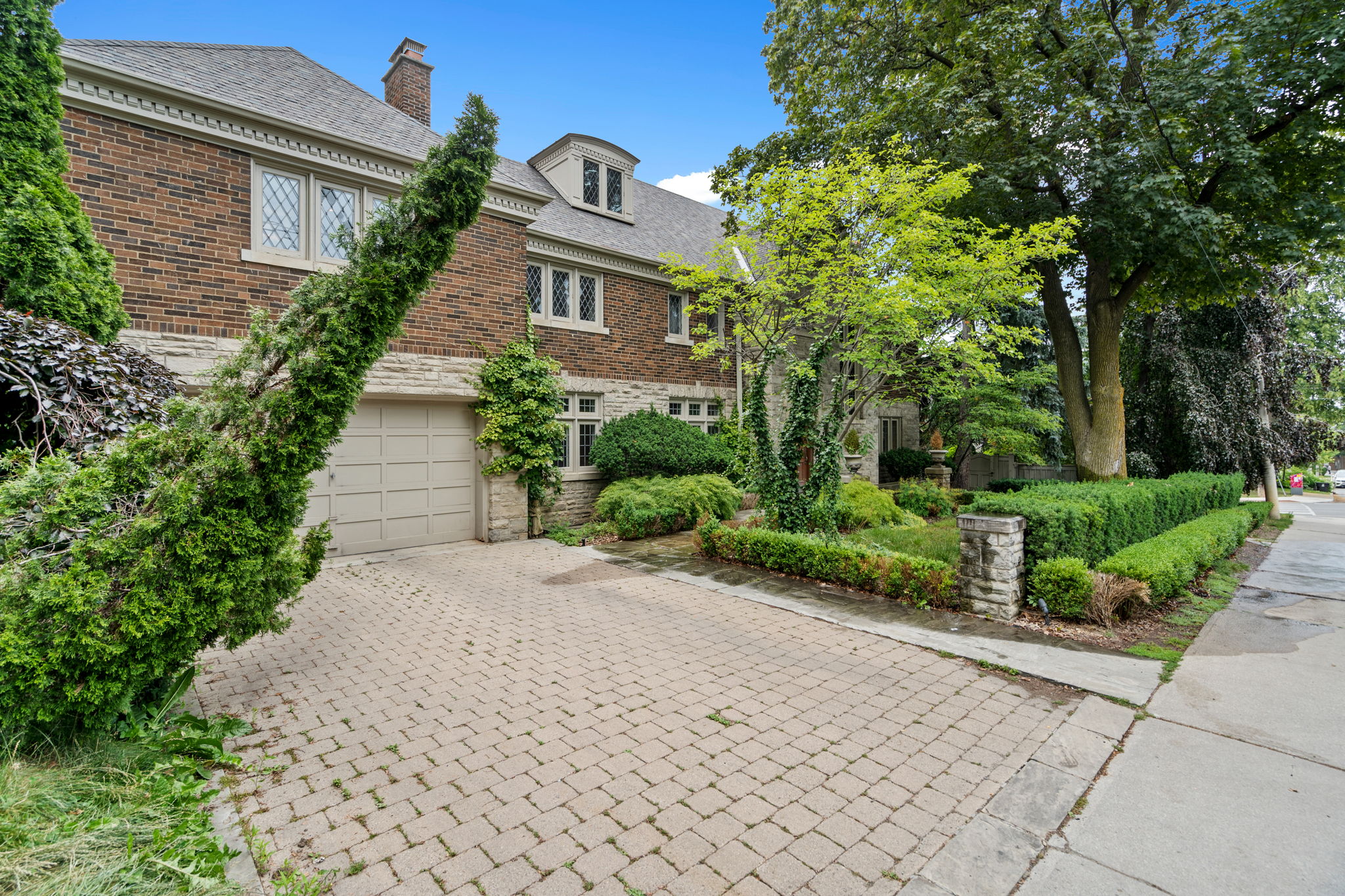 170 Forest Hill Rd Toronto, ON M5P 2N4