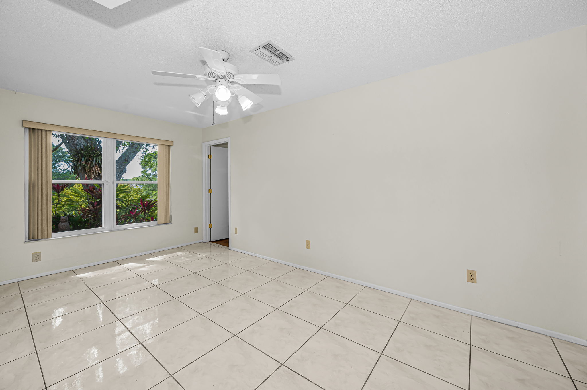 Kitchen Eat-in Area1