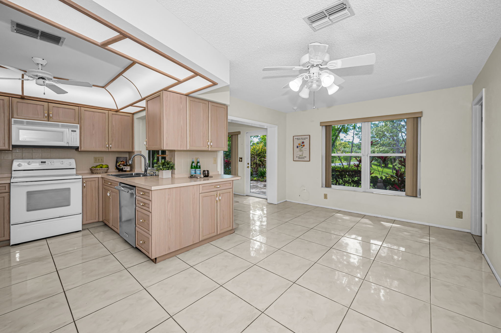 Kitchen Eat-in Area2