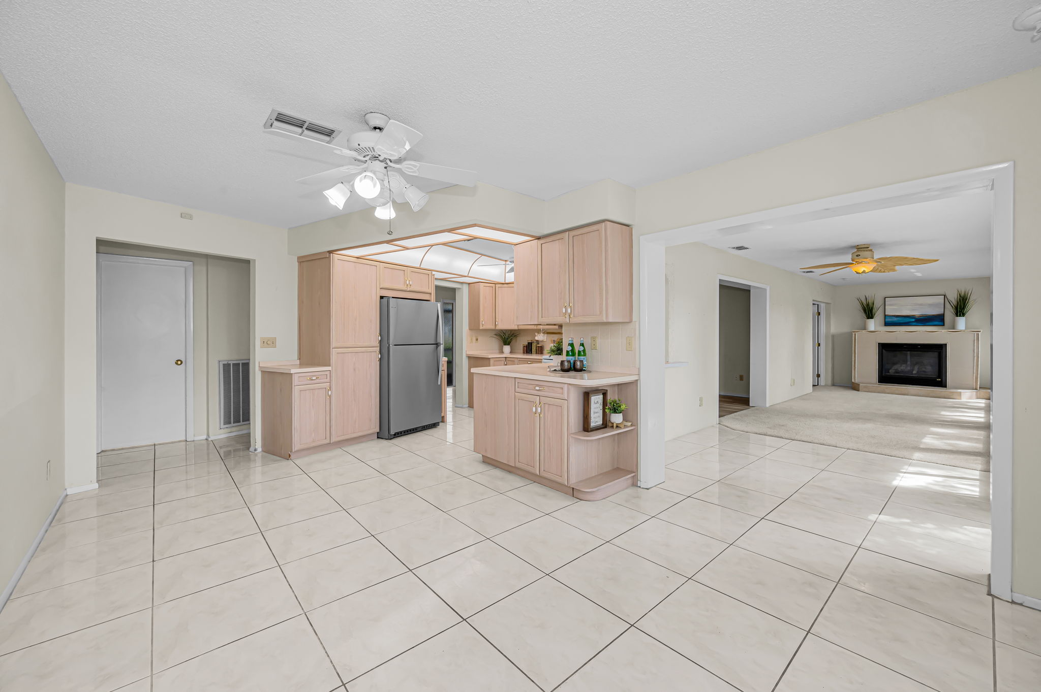 Kitchen Eat-in Area3