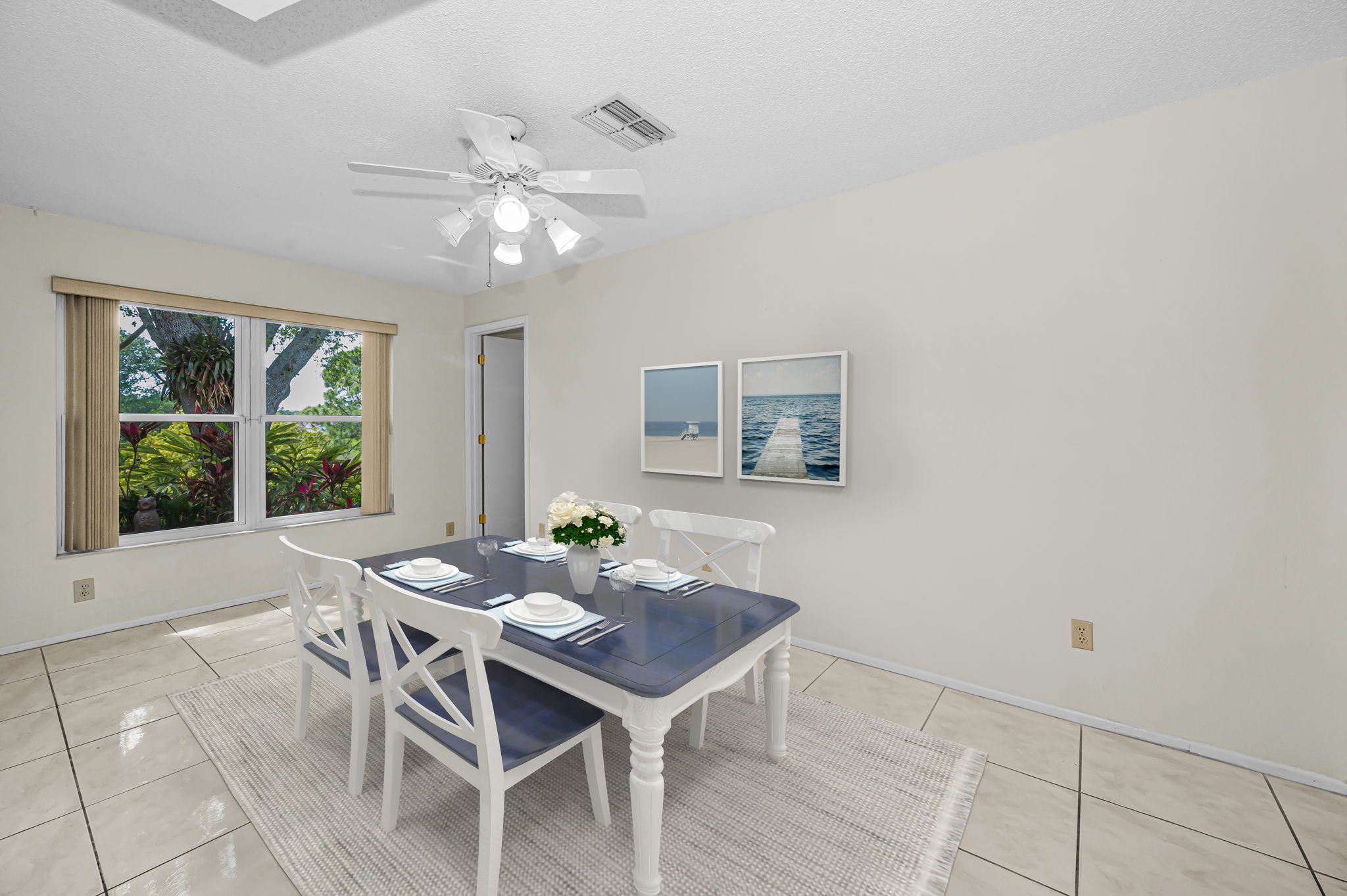 Kitchen Eat-in Area1