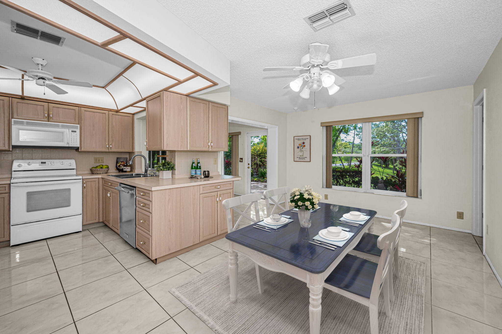 Kitchen Eat-in Area2