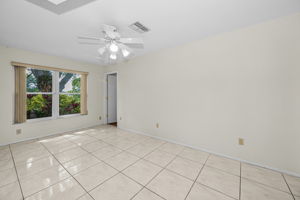 Kitchen Eat-in Area1