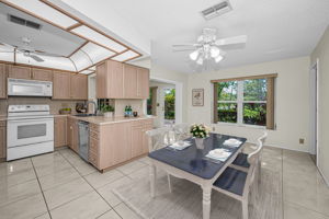 Kitchen Eat-in Area2