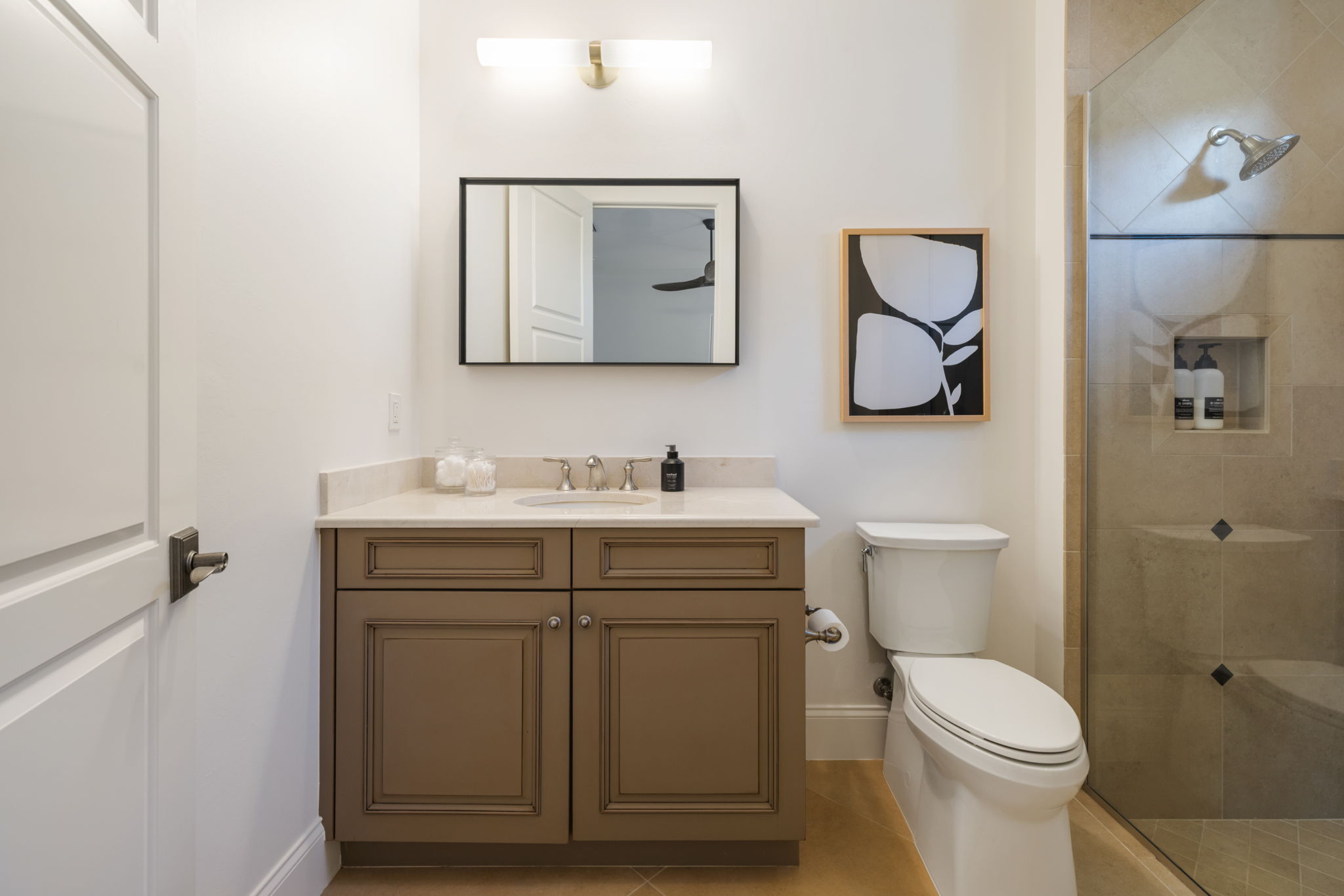 En-suite guest bath
