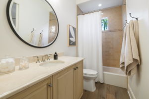 En-suite guest bath