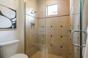 En-suite guest bath