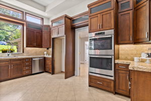 Double ovens, custom, high-end maple cabinets
