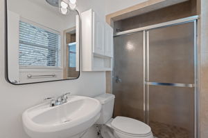 Unit B Primary Ensuite Bath