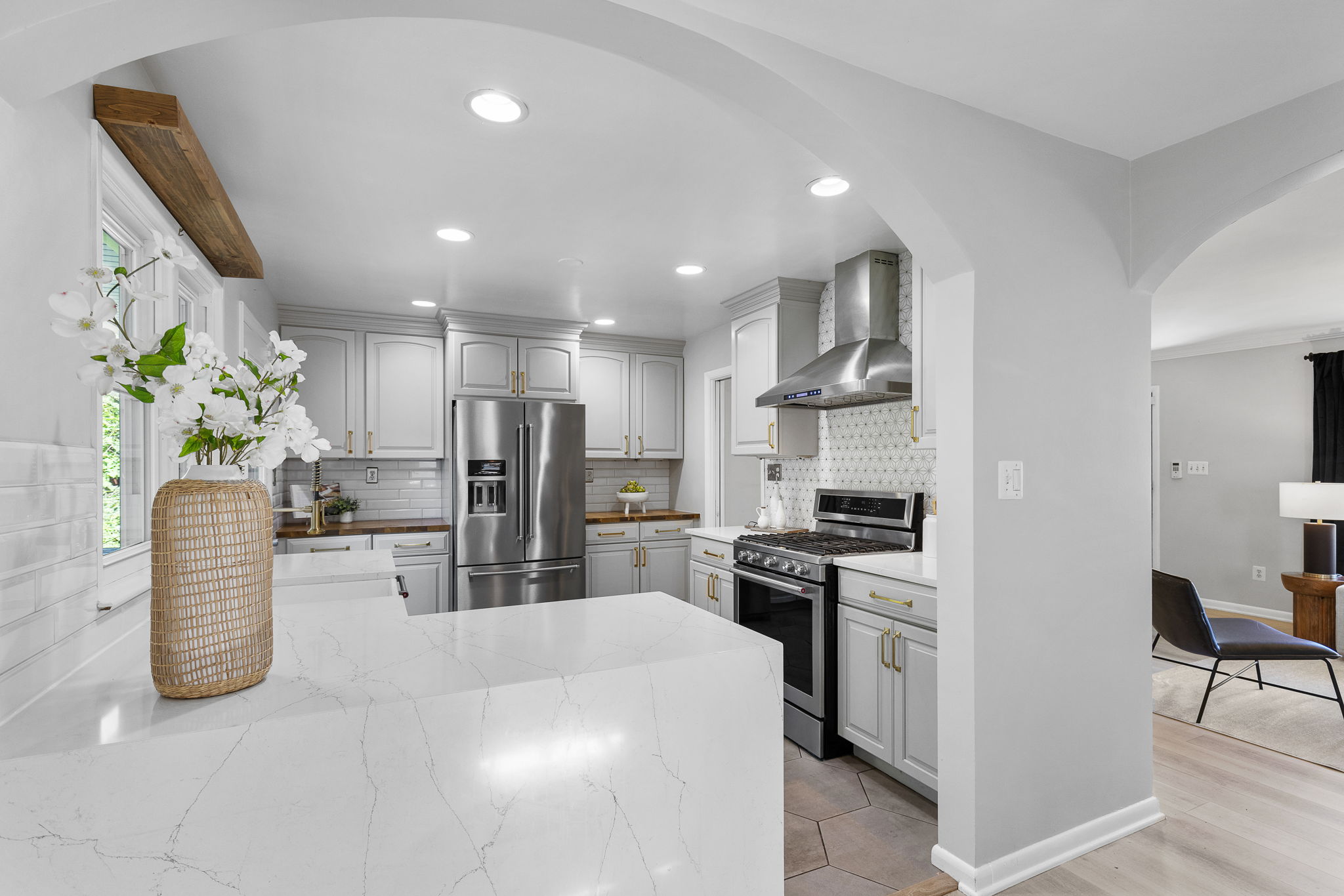 Open kitchen w quartz counters & stainless appls