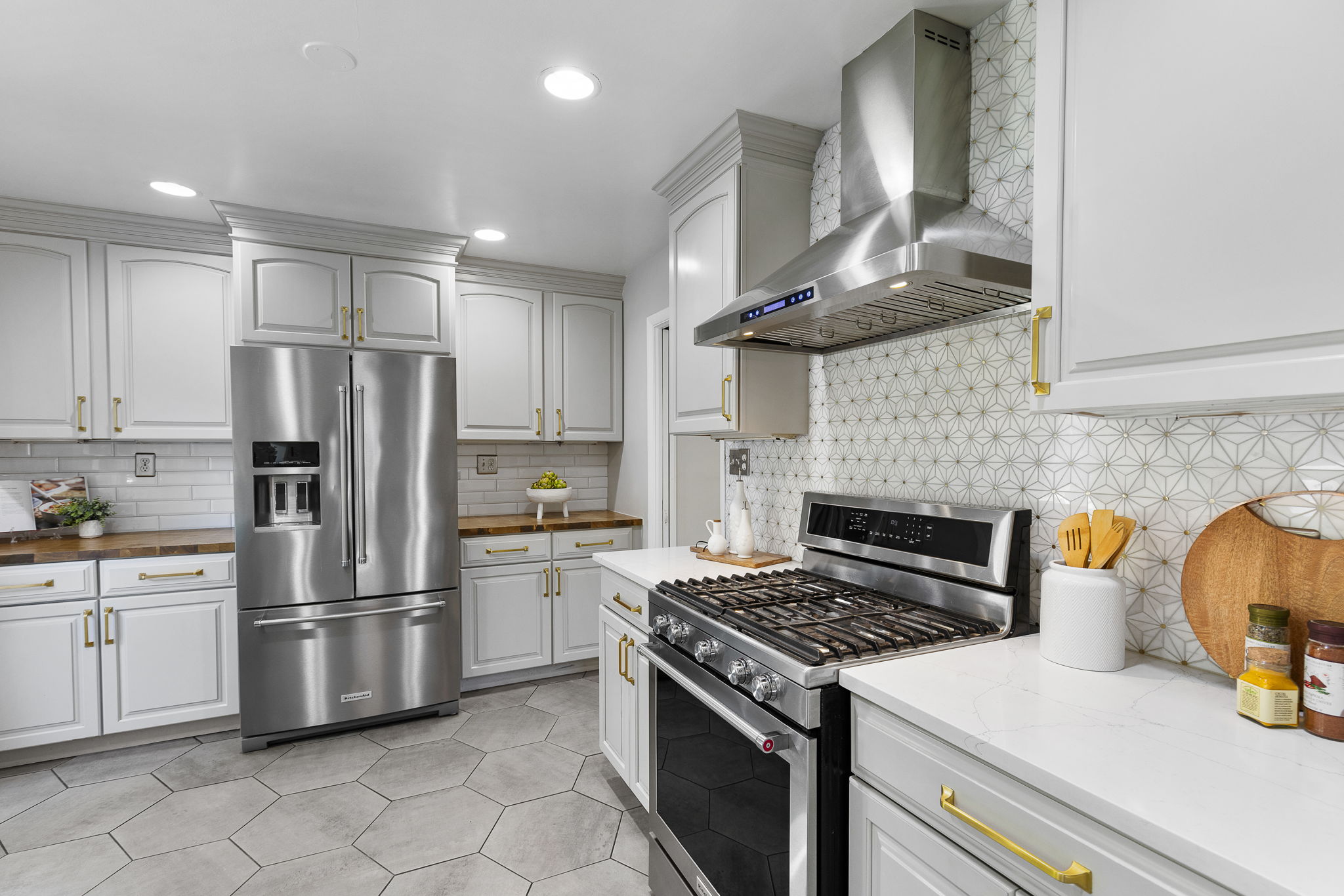 Open kitchen w quartz counters & stainless appls