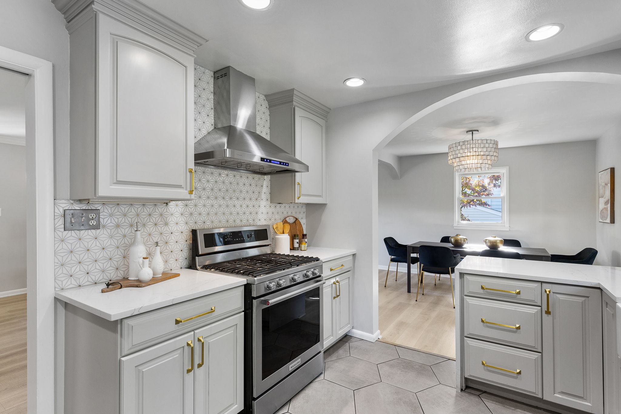 Open kitchen w quartz counters & stainless appls