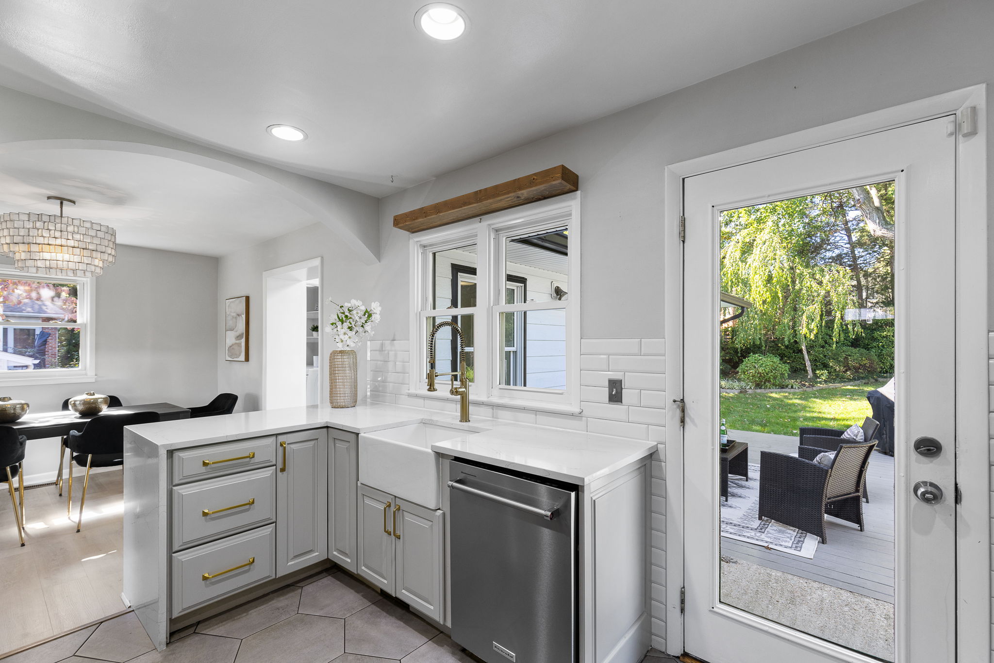 Open kitchen w quartz counters & stainless appls