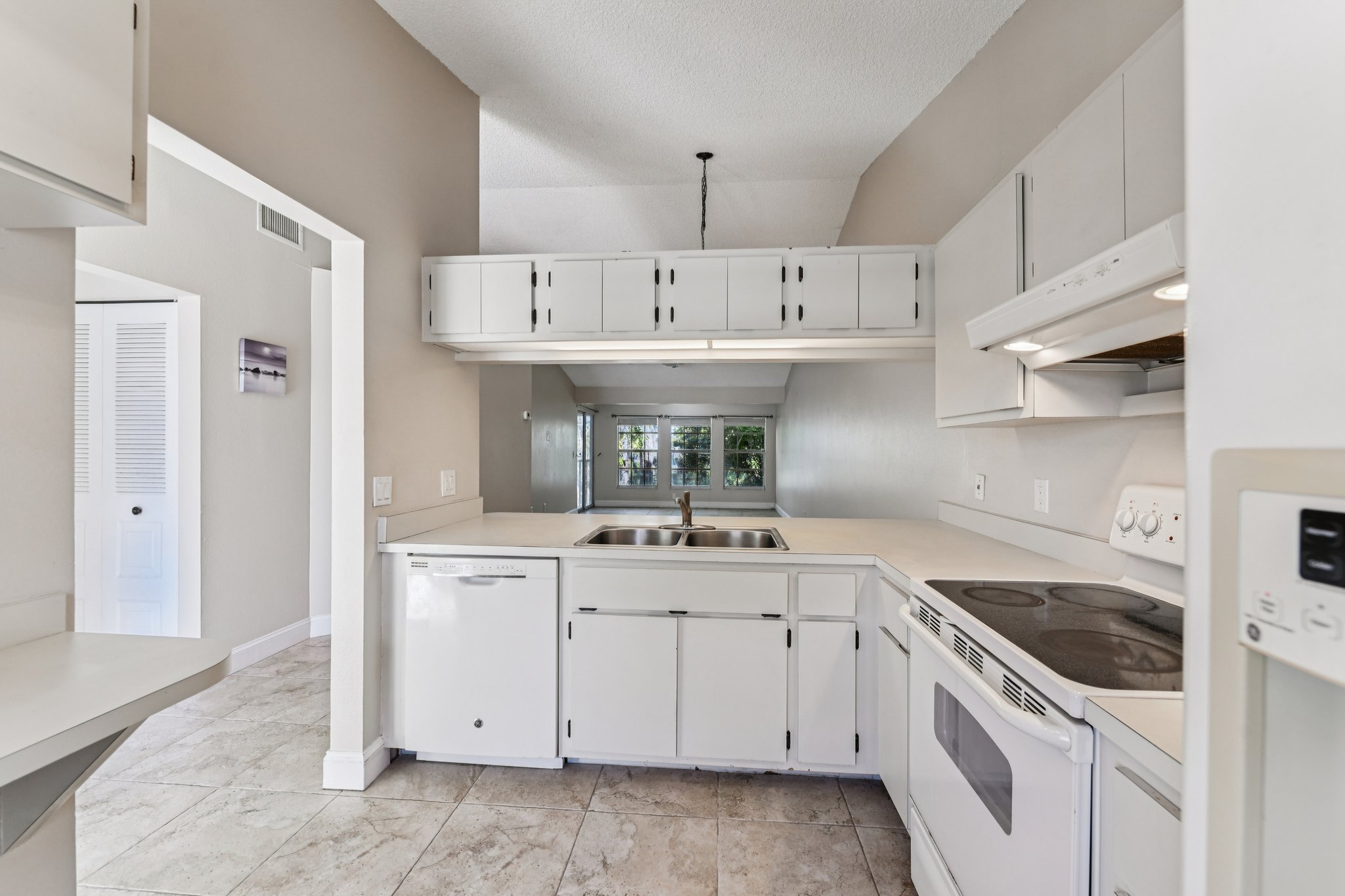 Kings Lake Blvd-S2201-004.jpg