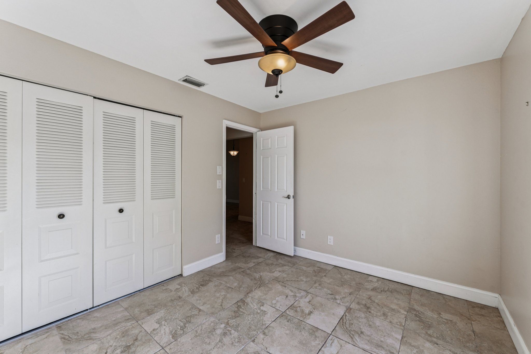 Kings Lake Blvd-S2201-013.jpg