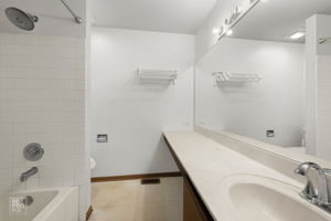 1705 College Green Dr, Elgin, IL 60123_010
