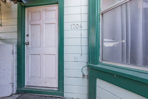 035_ 1706 Center St