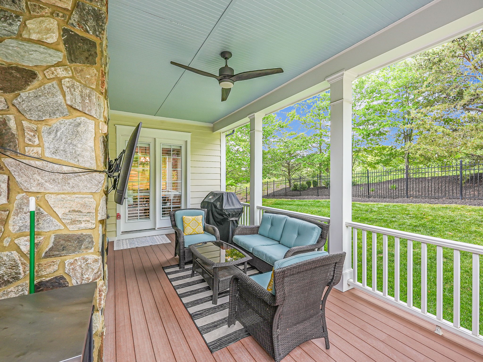 Covered back porch w/outdoor TV