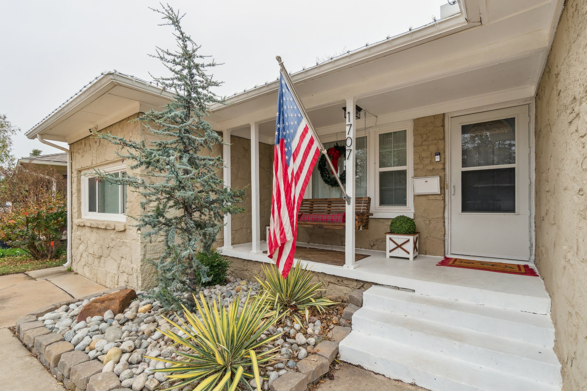 1707 Oxford Way_002.jpg