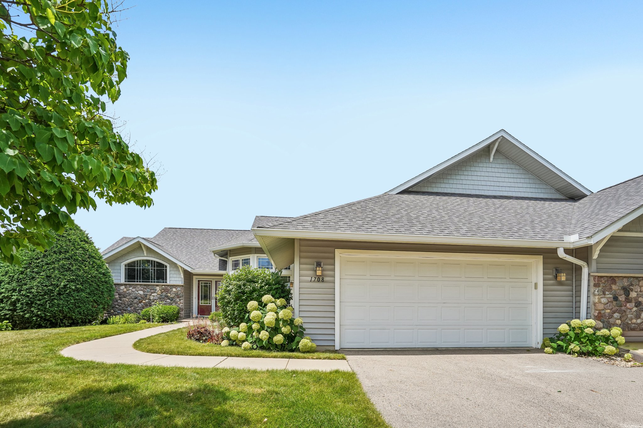 Dewberry Dr-S1107-002.jpg