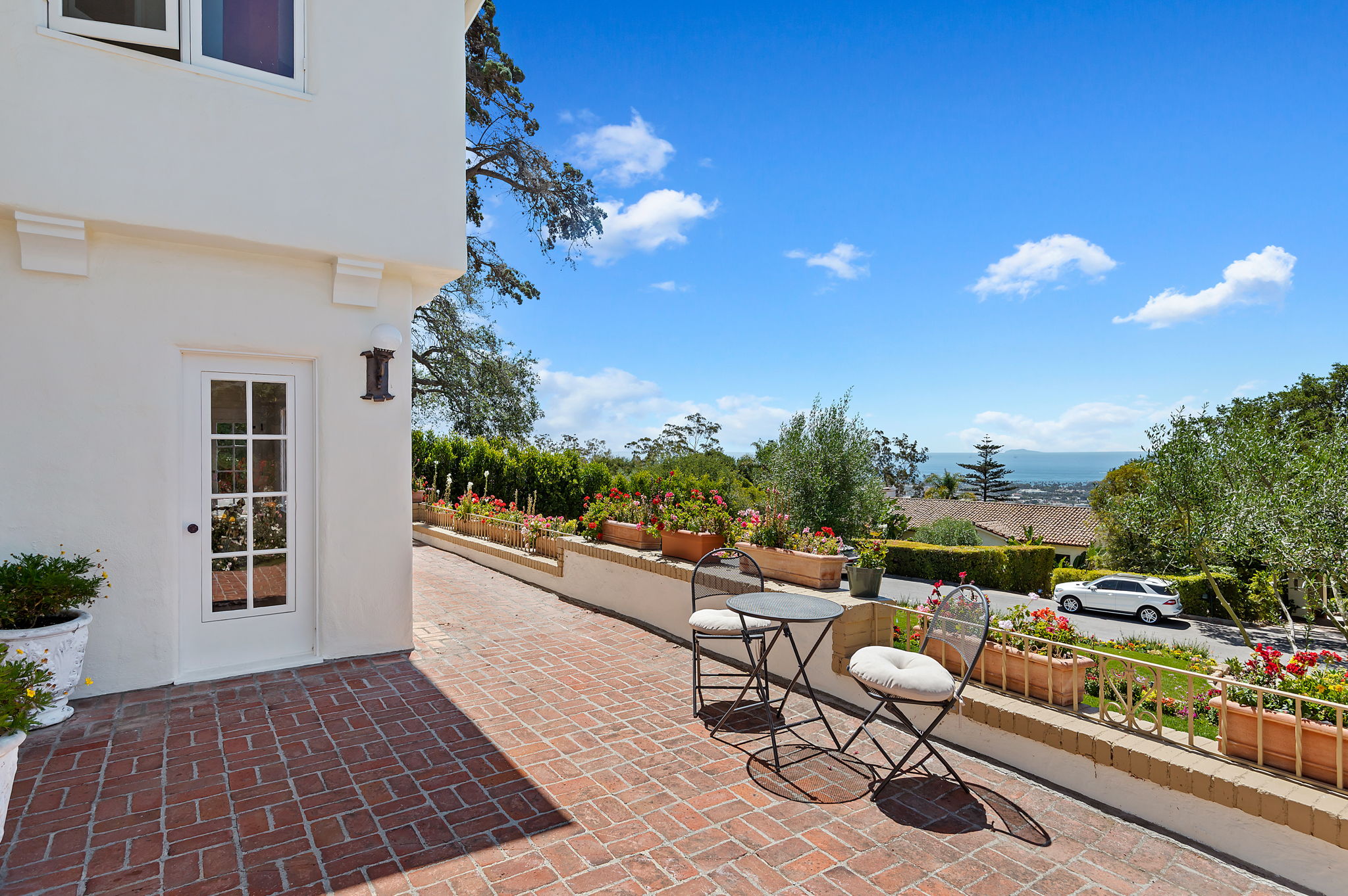 007 - Front Entrance