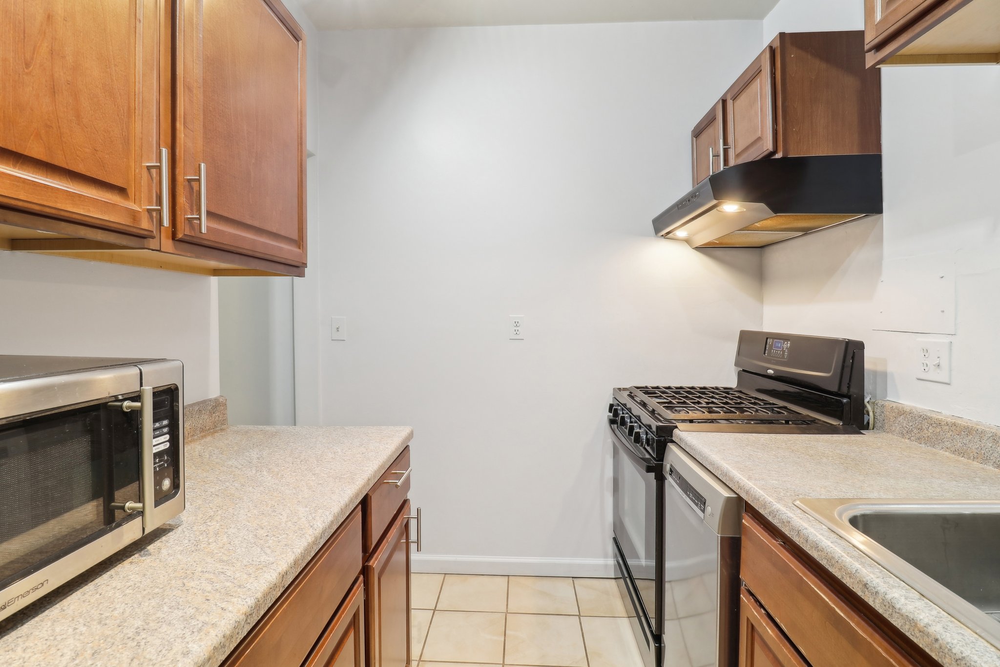 Massachusetts Ave NW 433-2204-017.jpg
