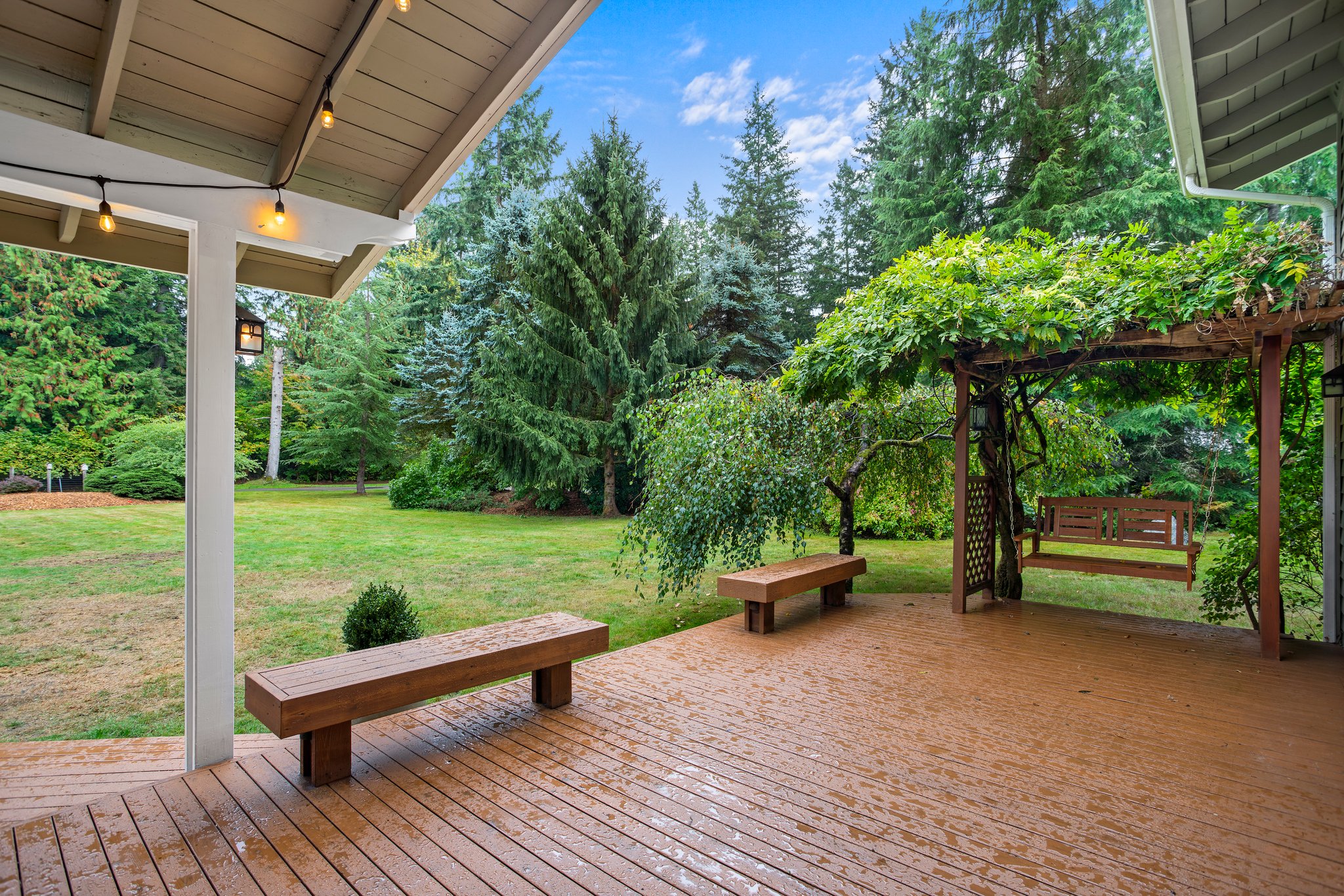 Beautiful front deck with custom built in benches for front yard entertaining!