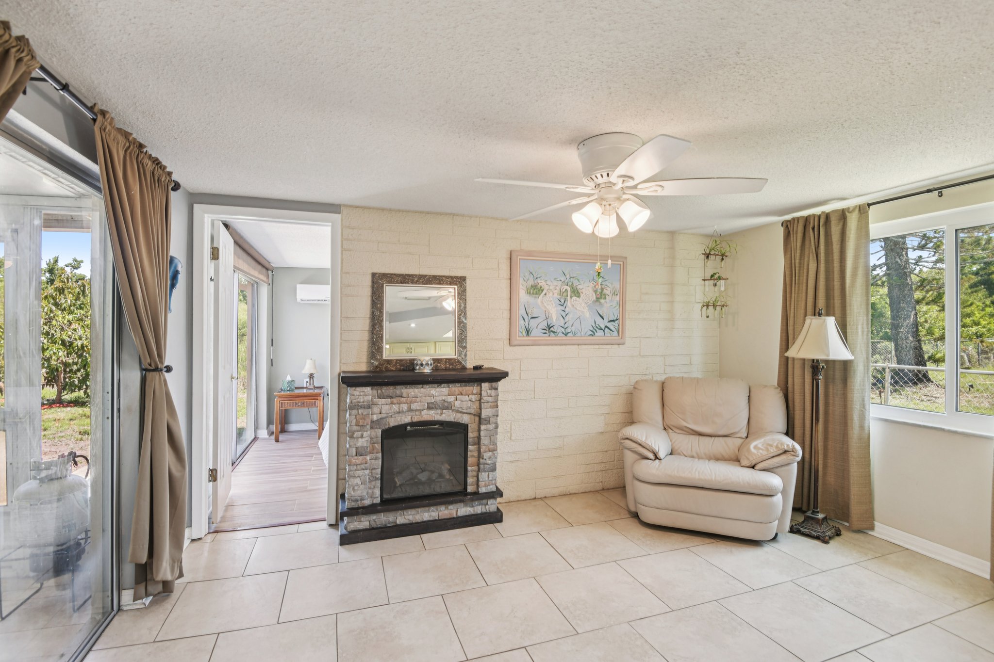 Springdale Dr-S1604-016.jpg