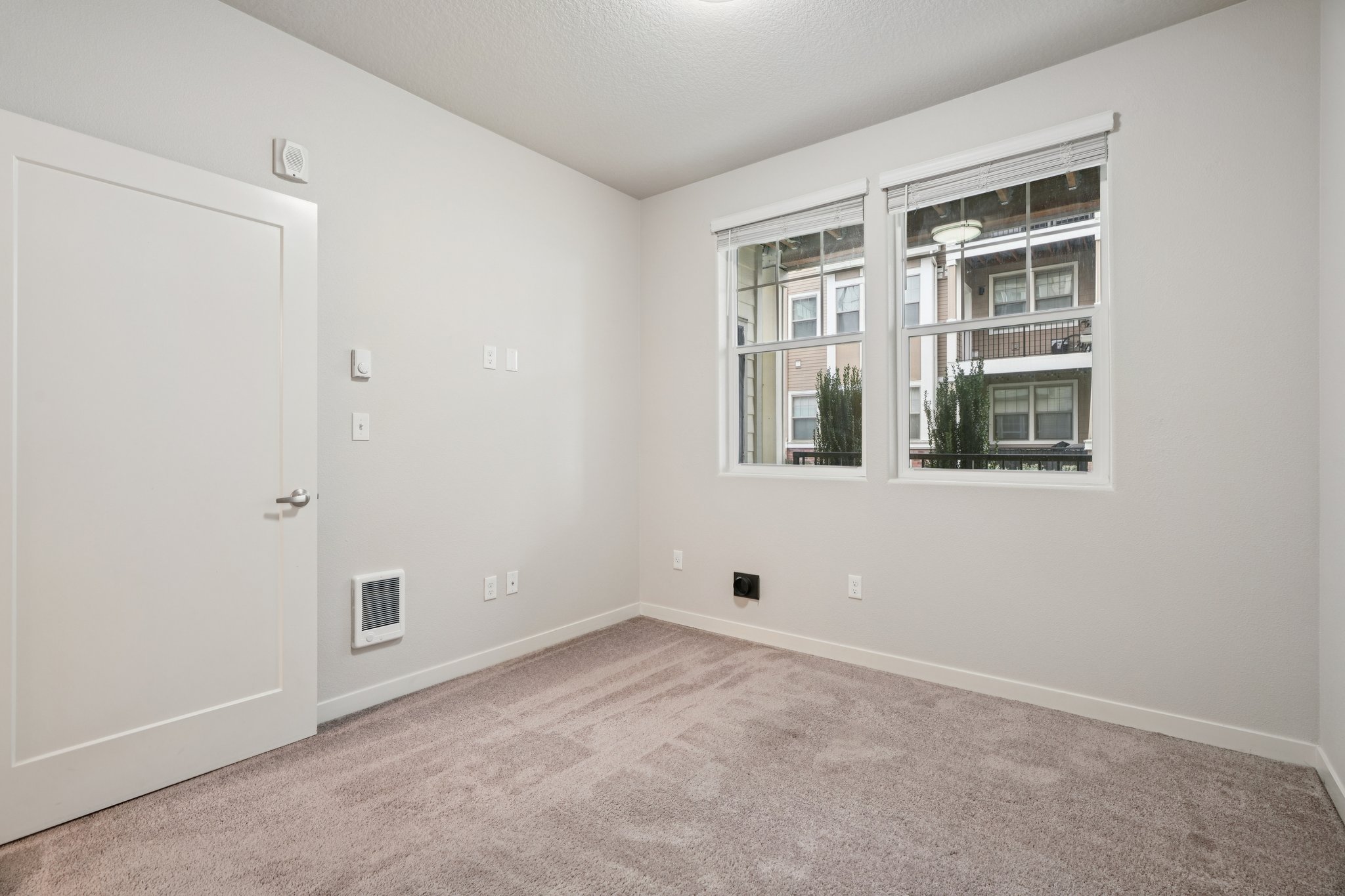 SW Snowdale St h 102-S1402-023.jpg