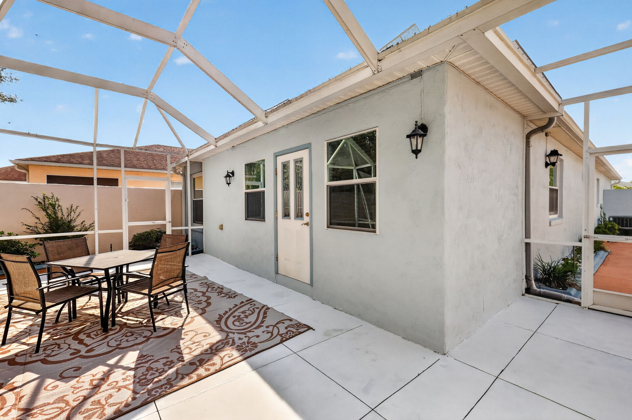 Spacious 22'x16' Birdcage