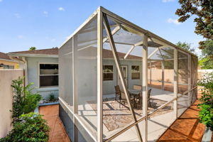 Spacious 22'x16' Birdcage