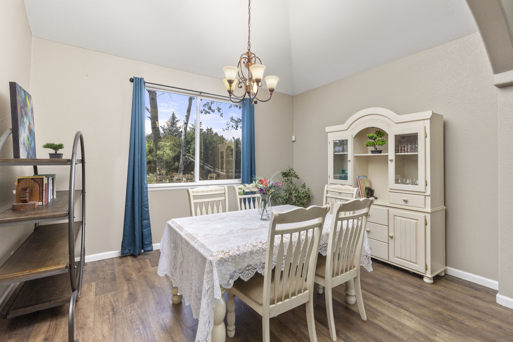 Lovely Dining Room. Superb natural light