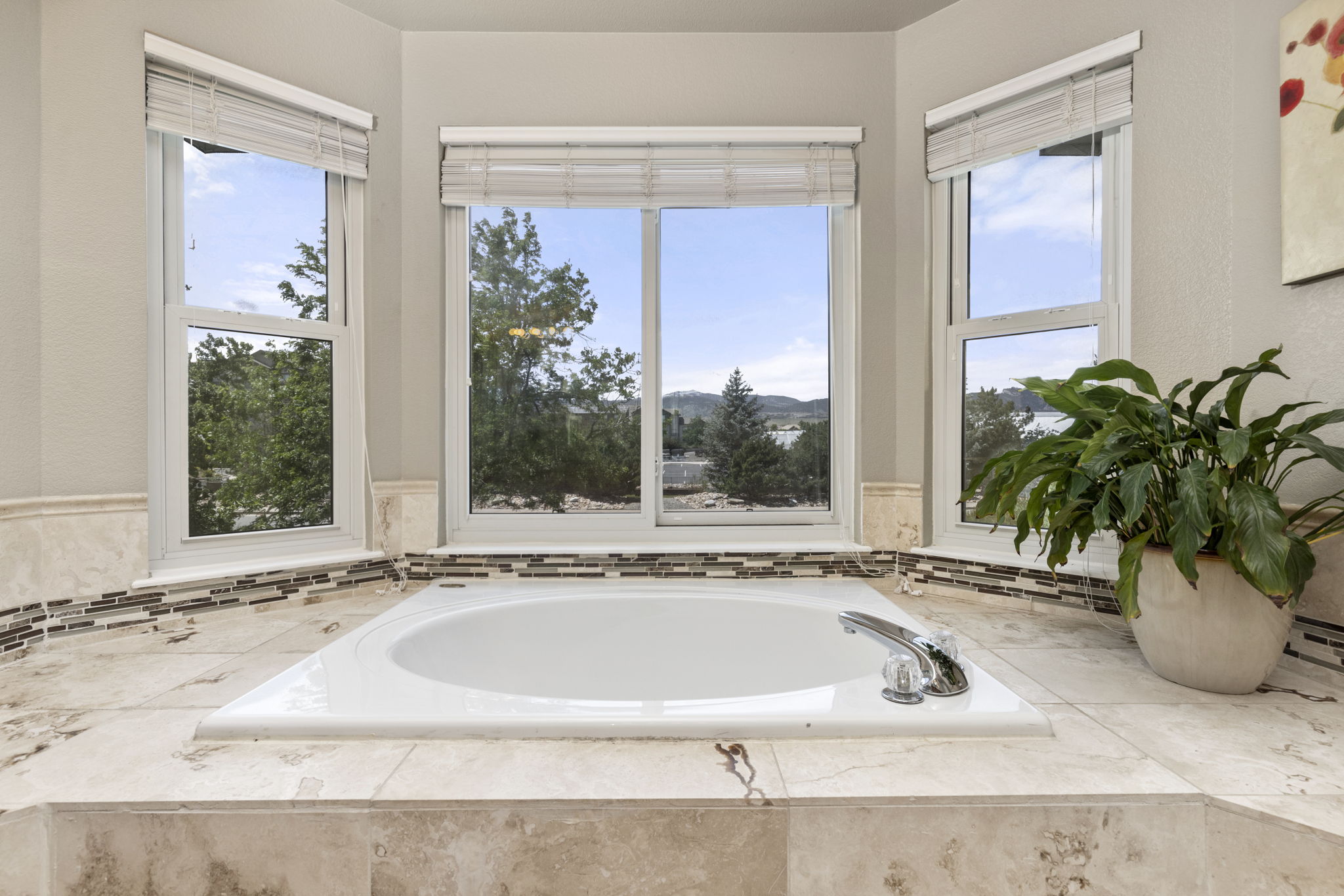 Luxurious soaking tub