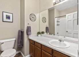 Upper level bathroom (full)