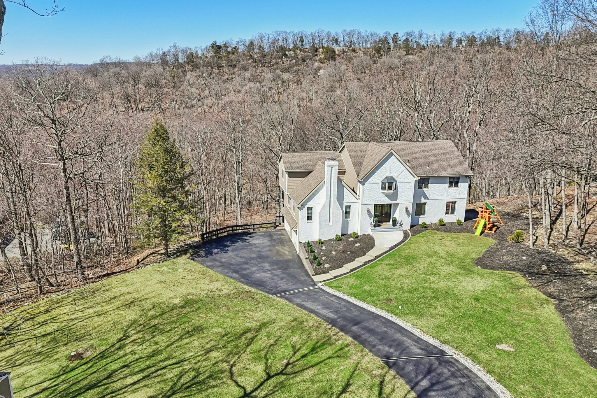 Driveway can accomodate 15 cars!