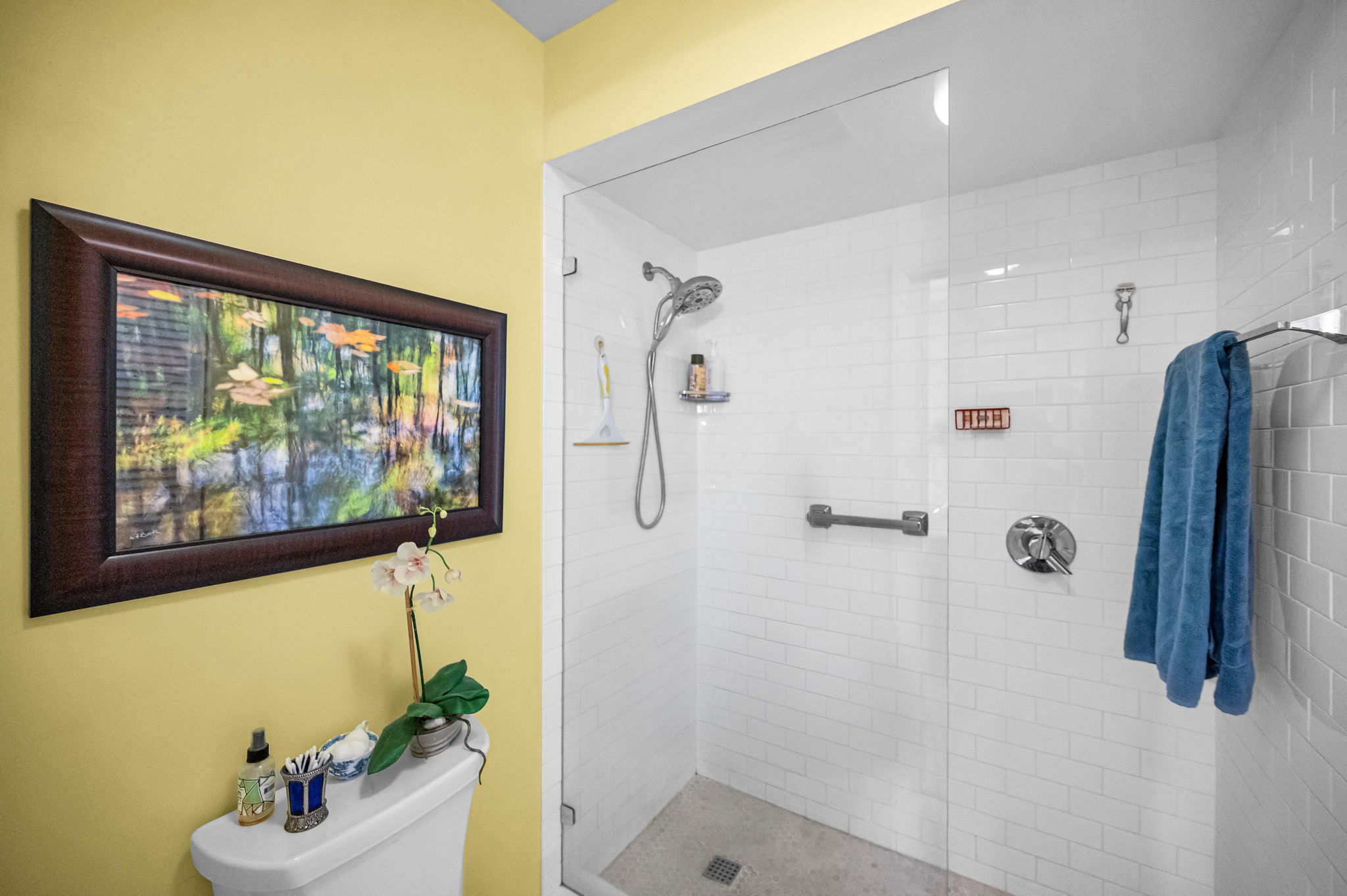 Upper Level Primary Bathroom1b