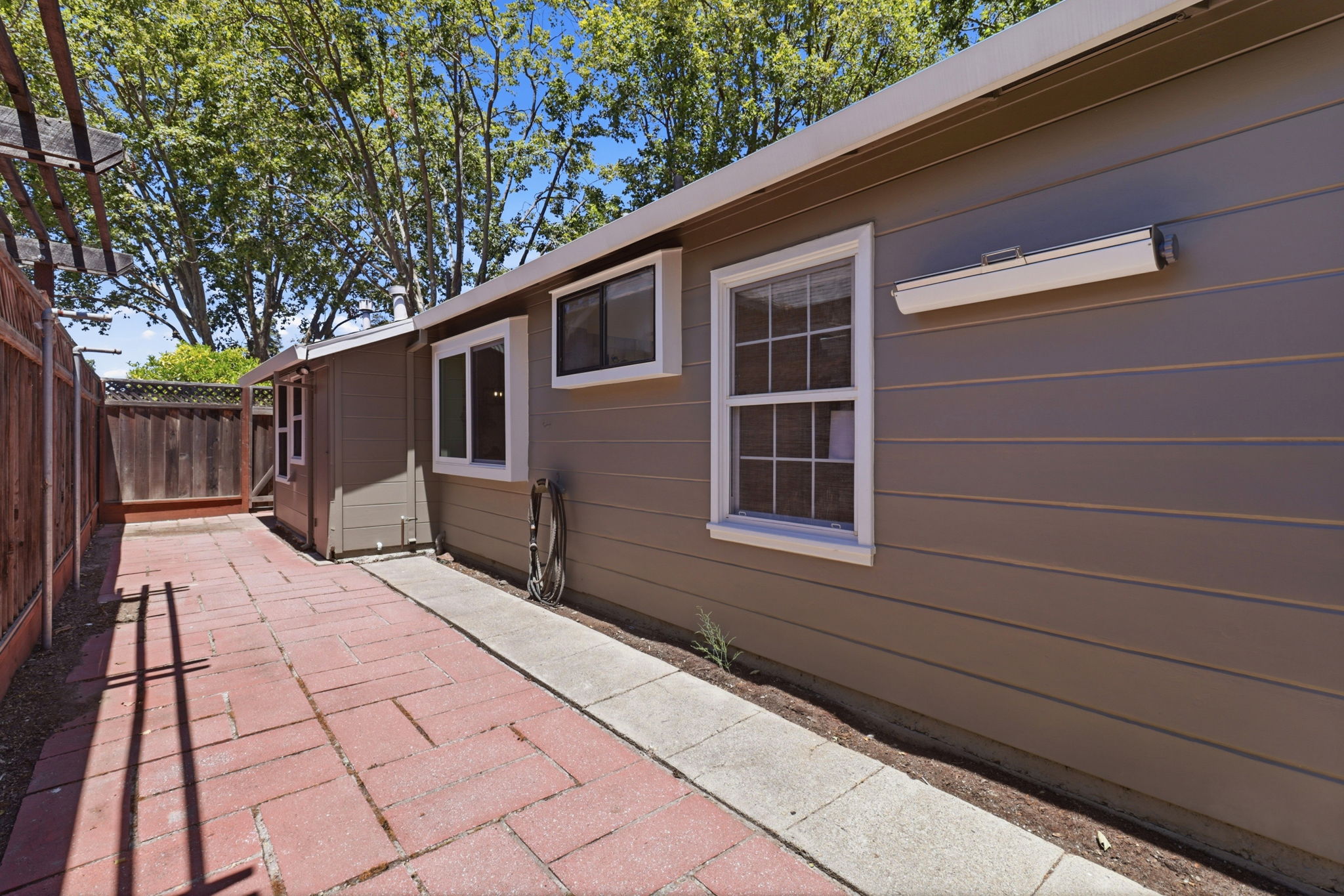 043_F8_1723 Lenolt St