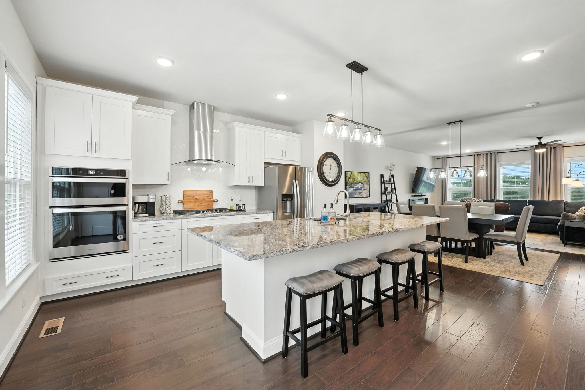 This island can seat 6 comfortably