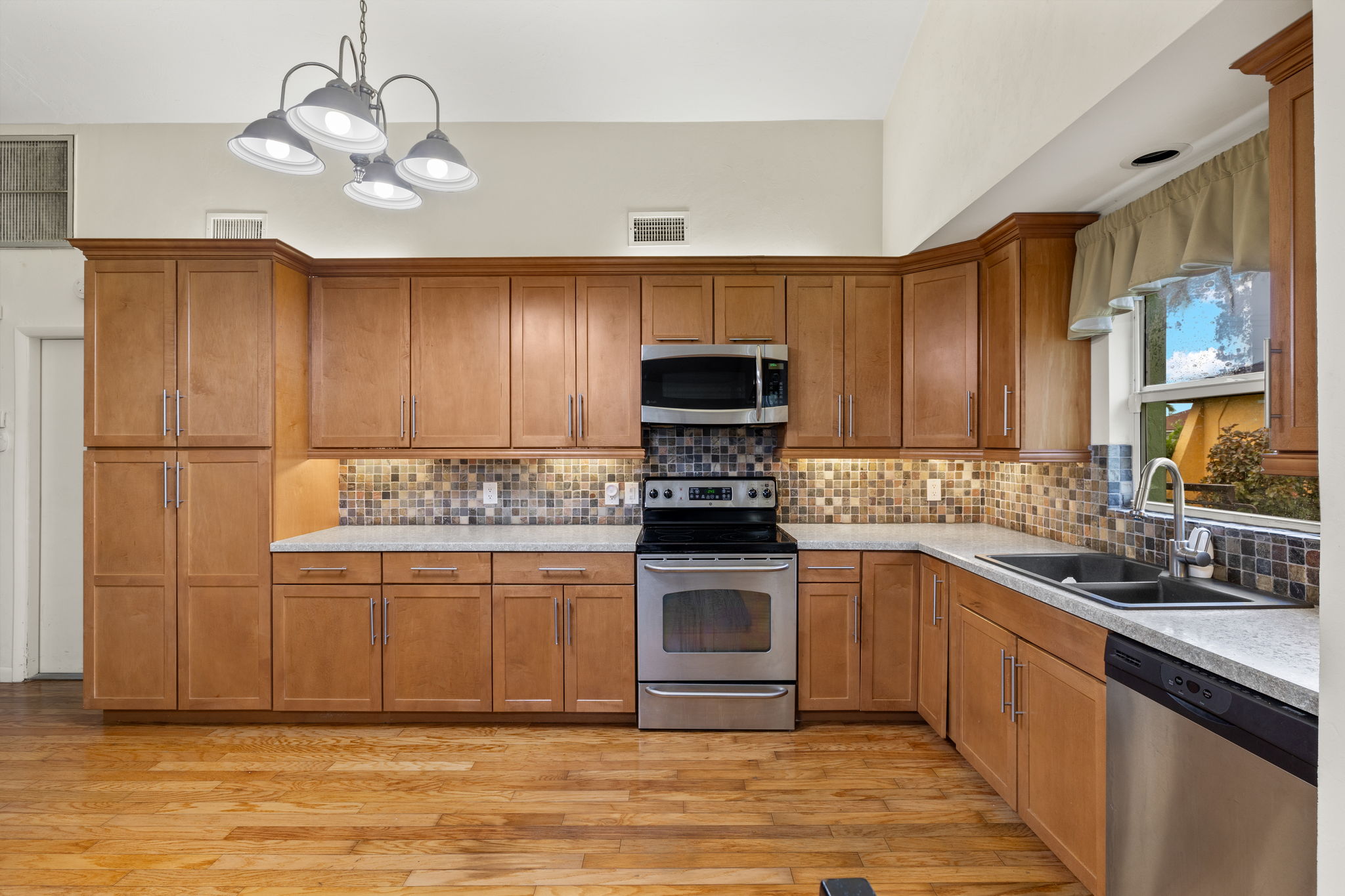 Kitchen 1 of 2