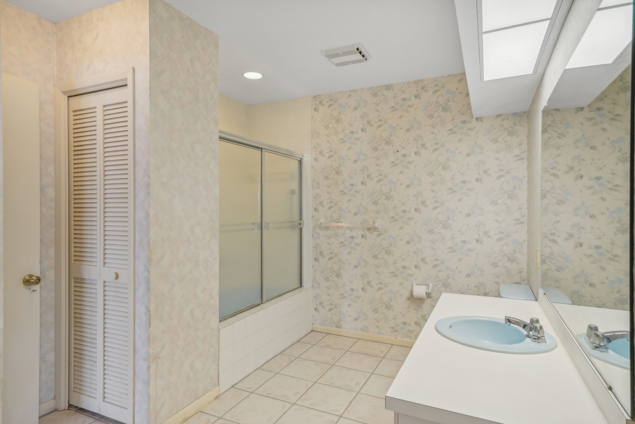 In-Law Suite Bathroom - Ashton Abbey Rd-036.jpg