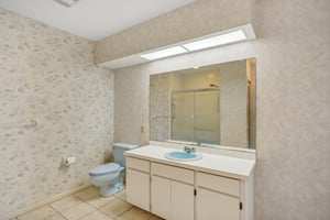 In-Law Suite Bathroom - Ashton Abbey Rd-035.jpg