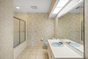 In-Law Suite Bathroom - Ashton Abbey Rd-037.jpg