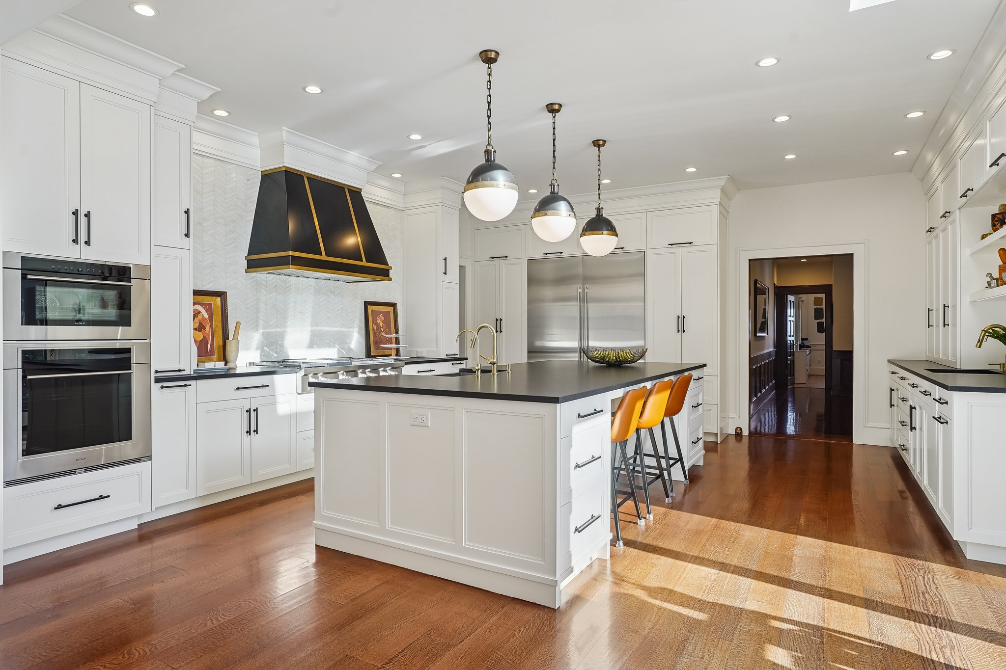 Spacious Kitchen high end appliances