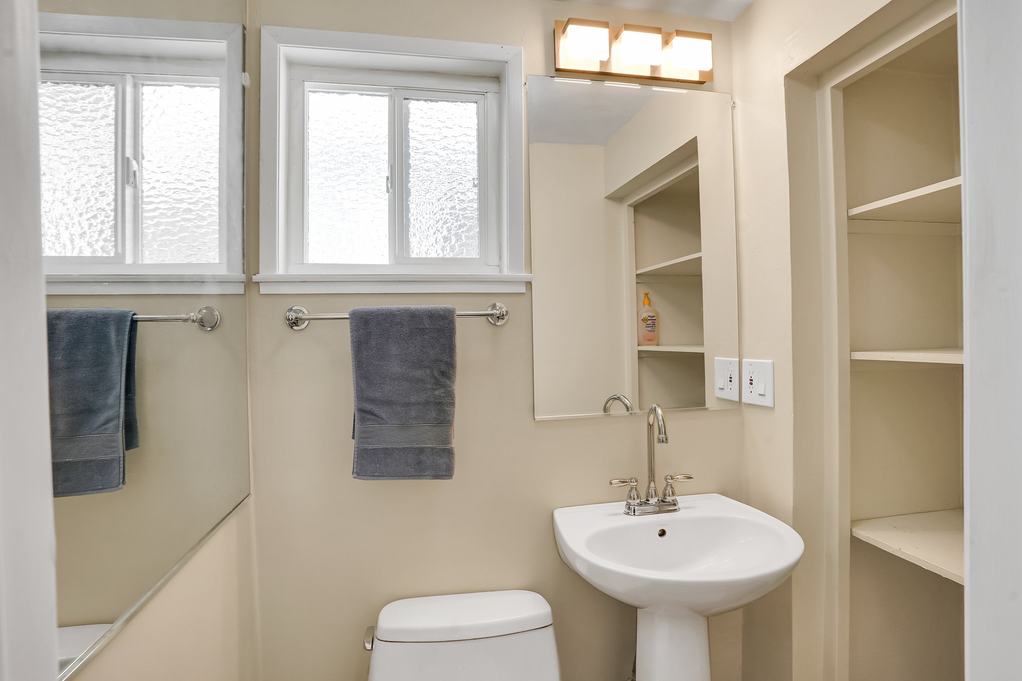 ADU Studio/Cottage - Powder Room